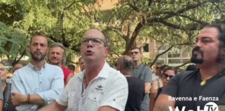 Minorenne accoltellato: Manifestazione organizzata dal papà, momenti di tensione e qualche insulto