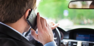 Alla guida con il telefono in mano: la Polizia Stradale di Ravenna ritira decine di patenti nelle ultime due settimane.