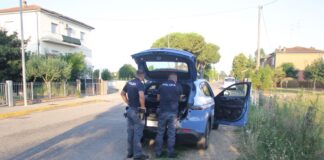 Sorpreso a trafficare attorno a un’auto, la lite degenera: un uomo finisce al Bufalini