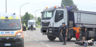 Moto si scontra contro un camion: grave un ragazzo