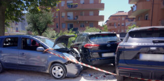 Lido Adriano. Sbanda con l’auto e centra le vetture in sosta: 42enne in ospedale