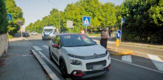 Anziano investito mentre attraversa la strada: è grave