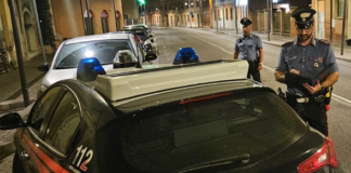 Si accorge di un ladro in casa e chiama i carabinieri
