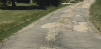 La riqualificazione di via Chiesa ferma a causa del cantiere sospeso sull’argine del Ronco