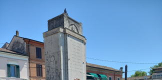 Monumento ai caduti a San Pietro in Vincoli coperto dall’erba incolta