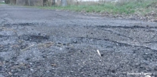 Buche, crepe e radici lungo la ciclabile di via Granarolo