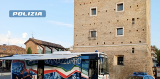Il Pullman azzurro della Polizia di Stato in tour a Cervia