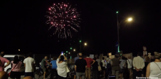 I fuochi d’artificio di Ferragosto, tante persone con il naso all’insù