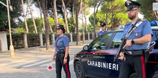 Diciassettenne ferito con un coccio di vetro: denunciati tre giovani