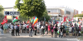 Presidio davanti alla Curti: “Fermare la parte di produzione destinata ad armamenti”