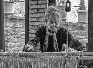 Donatella Vasi vince il concorso fotografico di 50&più “C’è vita oltre gli 80” con “La Tessitrice”