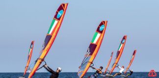 Windsurf: Memorial Ballanti-Saiani 2025: il vento regala condizioni da sprint slalom nelle prime due giornate