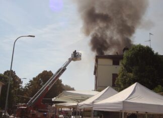 Russi, incendio in una palazzina di via Trieste: padre e figlio intossicati