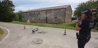 Ciclista cade e viene travolto da una moto: ricoverato a Cesena