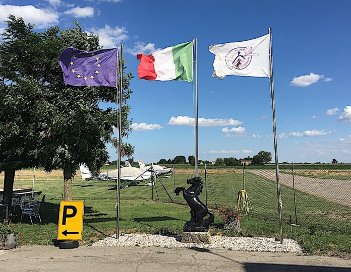 Cavallino di Baracca e bandiere