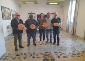 Lo scultore Enzo Babini ha inviato la sua medaglia in terracotta a Leone XIV, Mattarella e Von Der Leyen