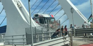 Corteo per la Palestina blocca il ponte mobile