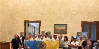 “Lo Sport del cuore e dei Sentimenti”: il sindaco ha consegnato ai Cerviaman la Bandiera coi colori della città