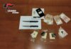 Droga, coltelli e 4.300 euro in banconote false: arrestato un giovane