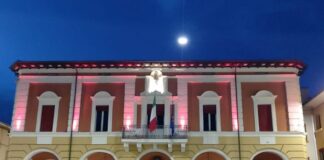 Massa Lombarda illumina di rosa il Municipio per la campagna “Nastro Rosa AIRC 2025”