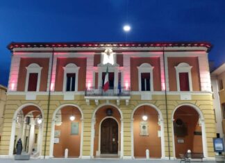 Massa Lombarda illumina di rosa il Municipio per la campagna “Nastro Rosa AIRC 2025”