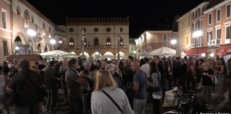 Passeggiata silenziosa per la sicurezza disturbata da un gruppo antagonista