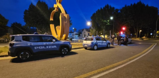 Lite a Marina di Ravenna: al loro arrivo il personale della polizia trova un uomo ferito