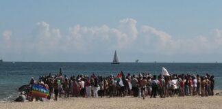 In riva al mare le barche di carta con i colori della Palestina per sostenere la Global Sumud Flotilla