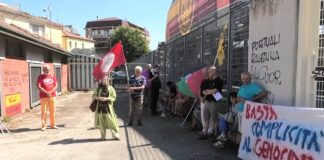 I manifestanti davanti al Benelli: “No a Italia – Israele, anche il calcio è politica”