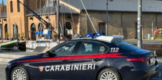 Rubano cibo per 300 euro e aggrediscono il direttore del supermercato: coppia arrestata per rapina impropria