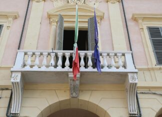 Bandiere del Comune a mezz’asta domani in occasione dei funerali del consigliere Rambelli e della madre