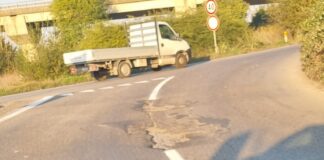 La foto di un utente: si rifanno le strisce, ma si lasciano le buche