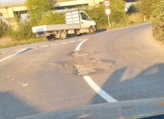 La foto di un utente: si rifanno le strisce, ma si lasciano le buche