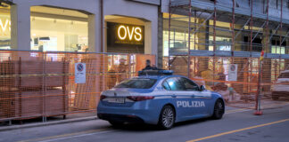 Tenta di rubare all’OVS e fugge spruzzando spray al peperoncino: arrestato un ventenne marocchino