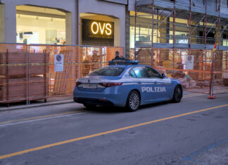 Tenta di rubare all’OVS e fugge spruzzando spray al peperoncino: arrestato un ventenne marocchino
