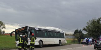 Pullman finisce nel fosso, paura per quindici passeggeri diretti ai Lidi