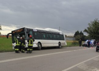 Pullman finisce nel fosso, paura per quindici passeggeri diretti ai Lidi