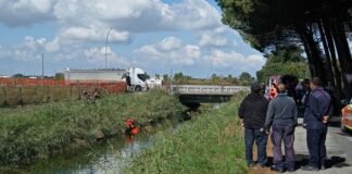 Ravenna, trovato il corpo di un uomo nel canale vicino al cimitero