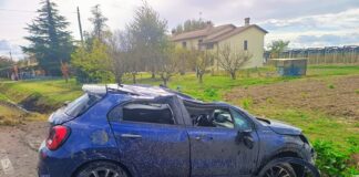 Russi: Auto finisce nel fosso e si ribalta, 52enne in ospedale