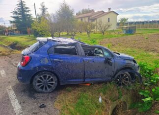 Russi: Auto finisce nel fosso e si ribalta, 52enne in ospedale