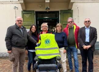 Nuova carrozzina basculante per la CRA Baccarini donata dal Lions Club Russi