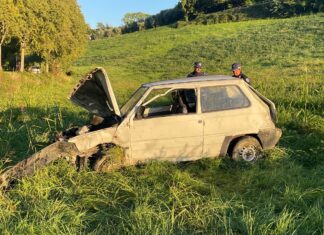 Auto esce di strada: due persone ferite