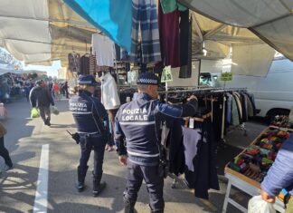 Sequestrati autocarro e merce a un ambulante abusivo in piazza Sighinolfi