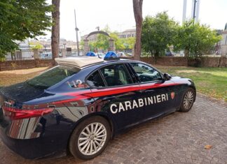 Durante un controllo esibisce documenti falsi: arrestato dai Carabinieri
