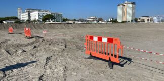 Cervia: in spiaggia sono iniziati i lavori di innalzamento della duna di sabbia