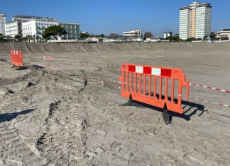 Cervia: in spiaggia sono iniziati i lavori di innalzamento della duna di sabbia
