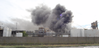 Incendio al polo chimico: continuano le operazioni di spegnimento. Il sindaco: “Monitoriamo la situazione”