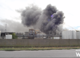 Incendio al polo chimico: continuano le operazioni di spegnimento. Il sindaco: “Monitoriamo la situazione”
