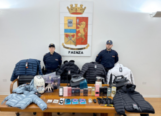 Furto in un negozio di abbigliamento: arrestata una donna. In auto trovata merce per 5 mila euro