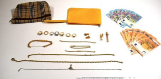 Smaschera due truffatori e li fa arrestare dalla Polizia